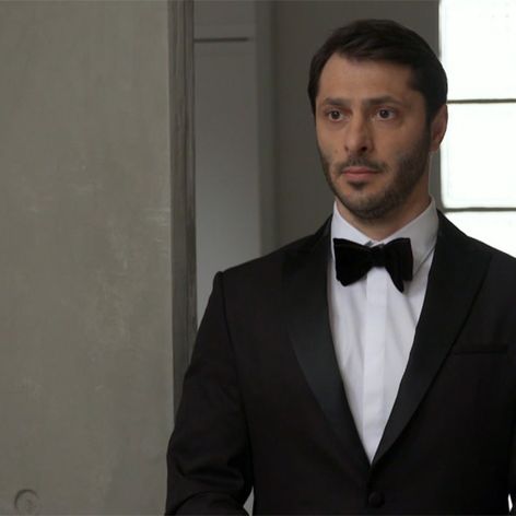 Alex ide na ples s Emou namiesto Petry.