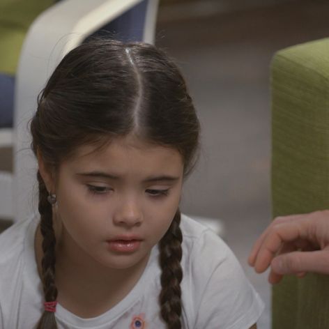 Julka chce Ferkovi pomôcť.