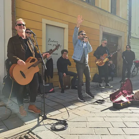 Improvizovaný koncert skupiny HEX v Starom meste