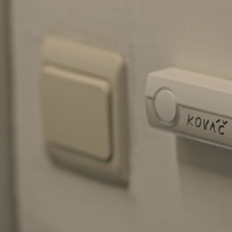 Andrej navštívi rodičov pacienta, ktorý zomrel.