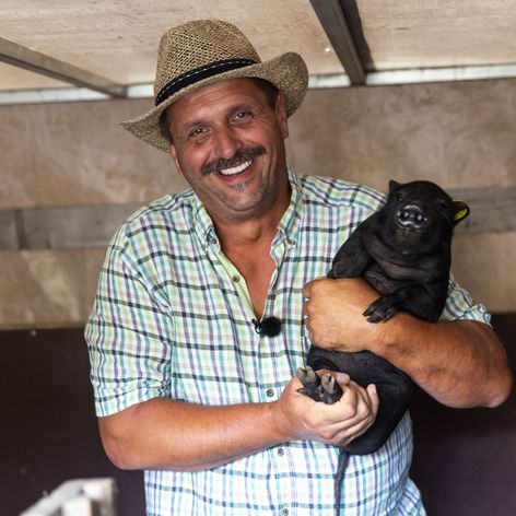 Na statok prišli nový obyvatelia, Roman zacítil rezne ...