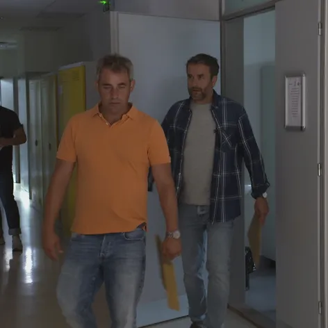 Vlado a Marek prišli na kliniku po výsledky DNA testov.