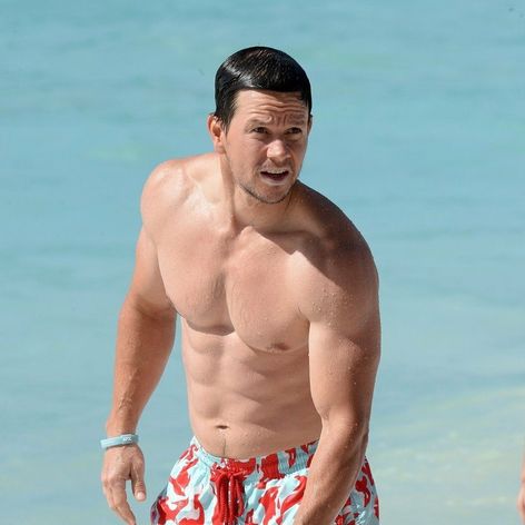 Mark Wahlberg ukázal na Barbadose vypracovanú postavu