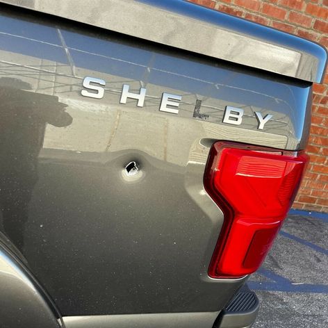 Na herečkinom aute zostala stopa po guľke.