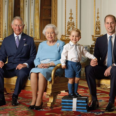 Počas leta 2015 zľava princ Charles, kráľovná Alžbeta II., princ George a princ Villiam - štyri generácie Britskej kráľovskej ro