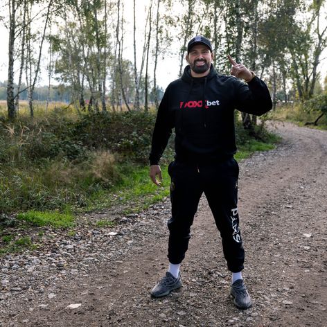 Tréner Istanbulu Okan Buruk a štvrtý rozhodca Sebastian Coltescu v zápase skupinovej fázy Ligy majstrov.