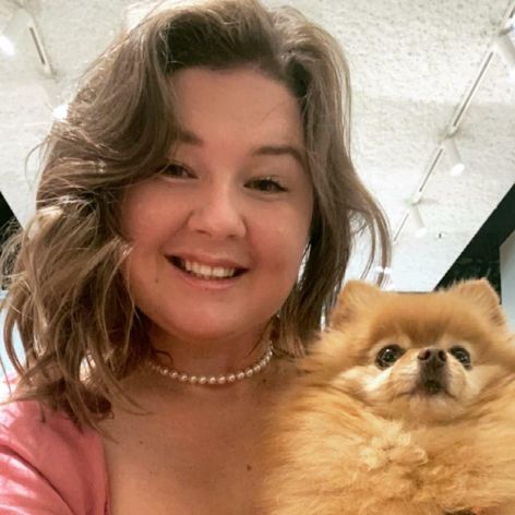 Evelyn s tmavými vlasmi