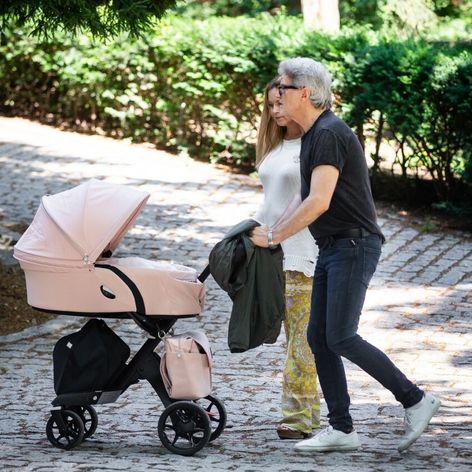 Erika s manželom Števom a dcérkou Ellou na prvej prechádzke