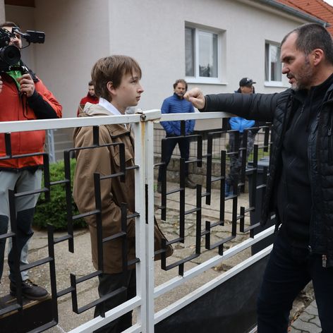 Predný záber sa nakrúcal z kufra auta