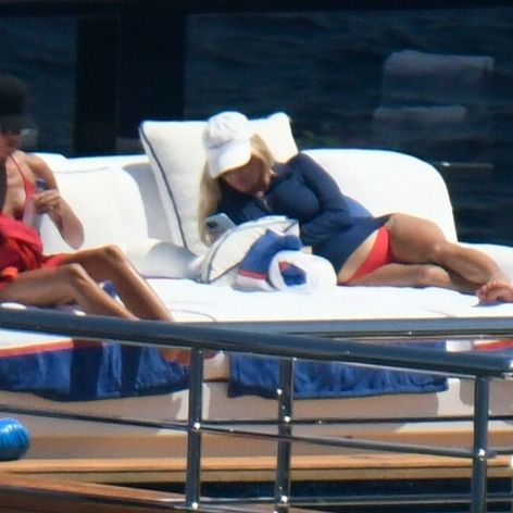 Victoria si užíva slnko v červených bikinách.