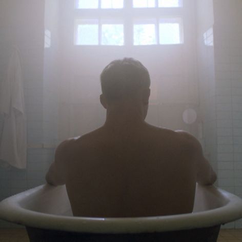 Šťastná nevesta hádže kyticu.