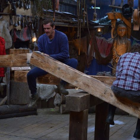 Otec po odročení rozsudku nad vrahmi jeho syna v súdnej sieni odpálil granáty