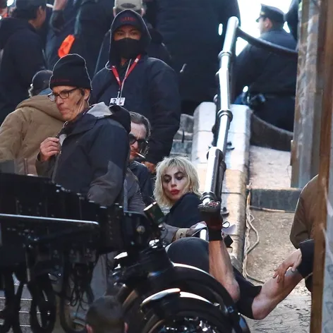 Lady Gaga a Joaquin Phoenix pomohli členovi štábu, ktorý zakopol