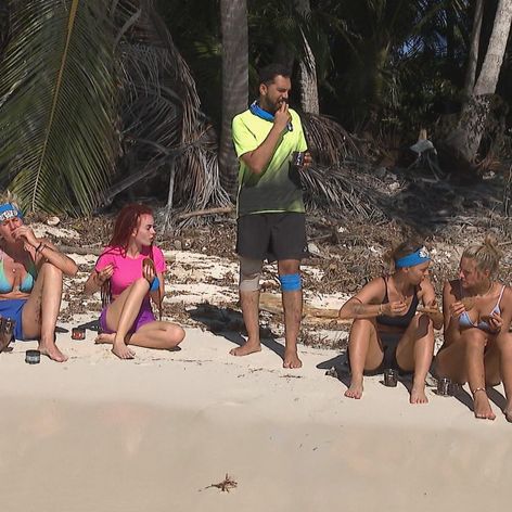 Lovci si vychutnávajú odmenu.