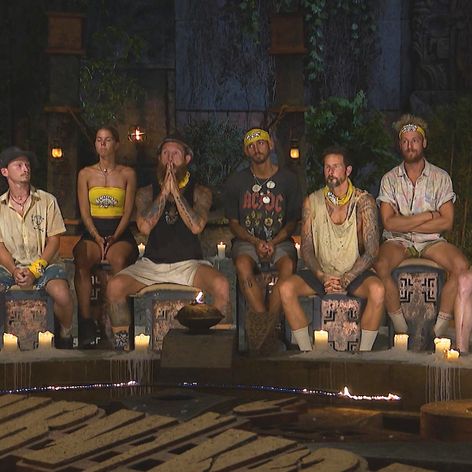 Na kmeňovej rade dostal najviac hlasov Márty, ale výberom džbána s vodou si zaistil šancu na záchranu.