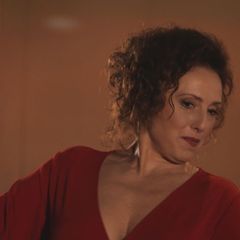 Tamara v červených šatách žiari.