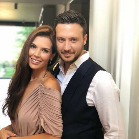 Hatice Şendil s manželom Burakom na svadbe Bengi Öztürk