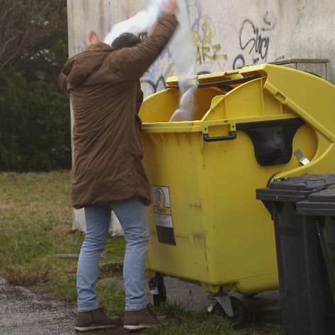 S prehrabávaním v smetiaku to myslí vážne.