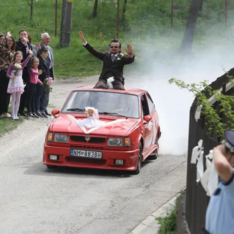 Brmbalík prichádza