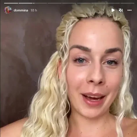 Z Dominiky je blondína