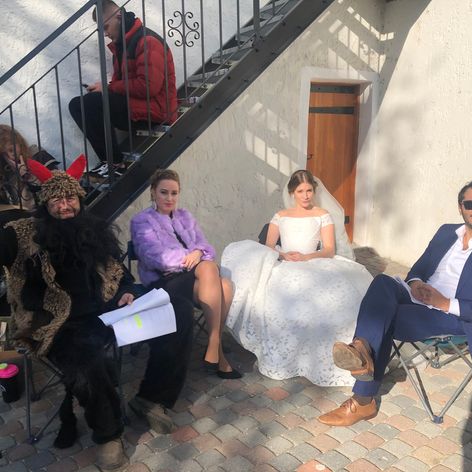 Hasiči vyťahujú auto, ktoré skončilo v Hornáde.