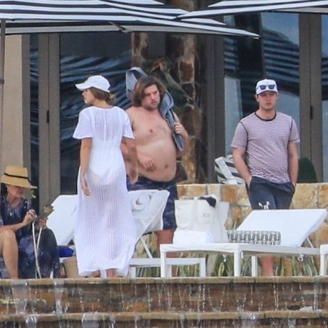 Kevin Shattenkirk (vľavo), vzadu Mika Zibanejad a Mats Zuccarello z NY Rangers oslavujú gól proti NY Islanders.