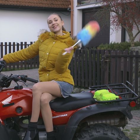 Lenka má správne pózy v malíčku.