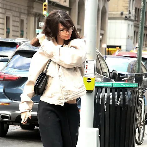 Emily Ratajkowski v New York City