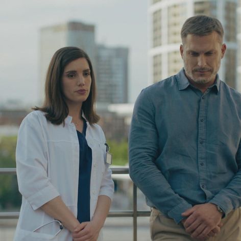 Andrej (Ján Koleník) po nádhernom vyznaní pobozkal Júliu (Sarah Arató).