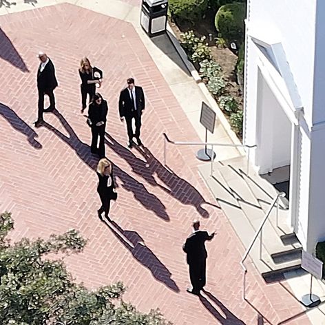 Posledné zbohom hercovi Matthewovi Perrymu prišli dať aj herci zo seriálu Priatelia