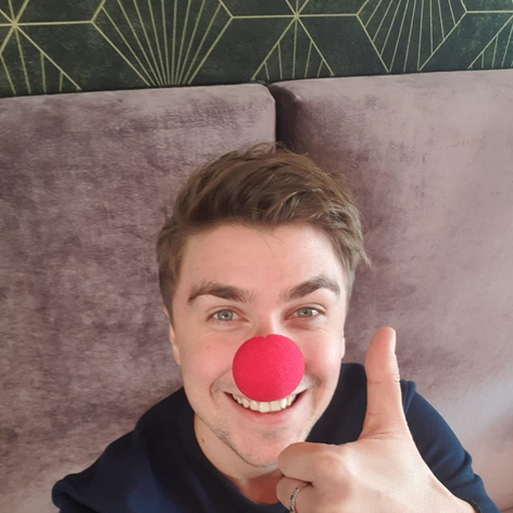 Dárius Koči s červeným nosom.