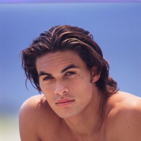Jason Momoa ako dvadsiatnik v havajskej verzii Baywatch.