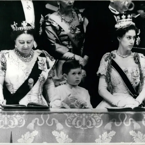 Princ Charles sleduje korunováciu kráľovnej Alžbety