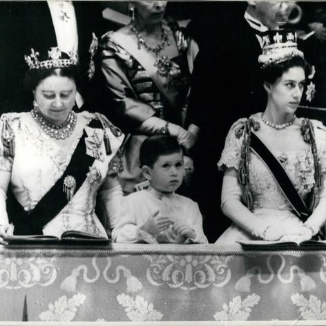 Princ Charles sleduje korunováciu kráľovnej Alžbety