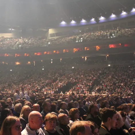 Andrea Bocelli vo vypredanej O2 arene v Prahe