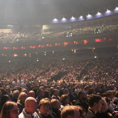 Andrea Bocelli vo vypredanej O2 arene v Prahe