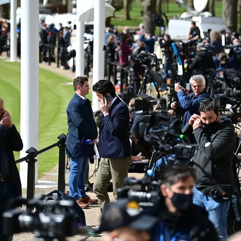 Británia plače za princom Philipom. Pred palácom sa zbierajú davy ľudí