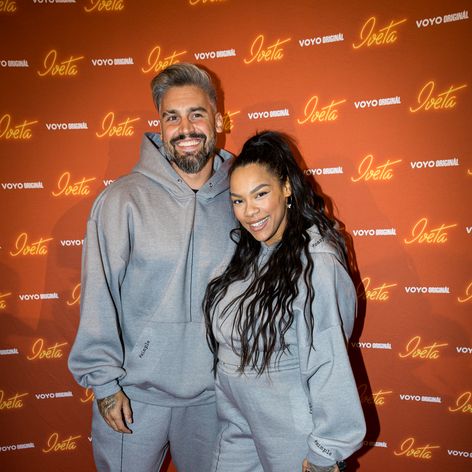 Josef Kůrka a Angie Mangombe na premiére Ivety