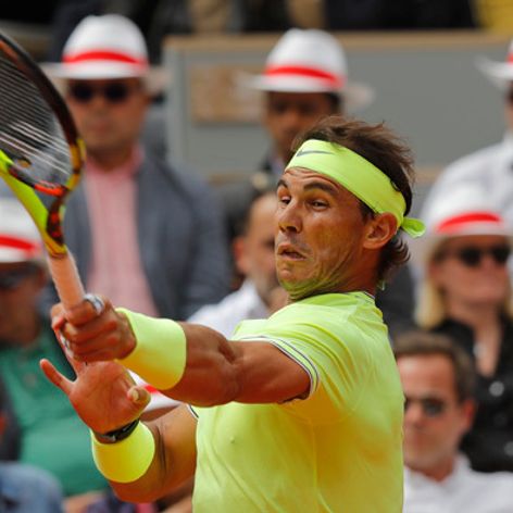 Švajčiarsky hráč Nico Elvedi (vľavo) a hráč Anglicka Raheem Sterling.