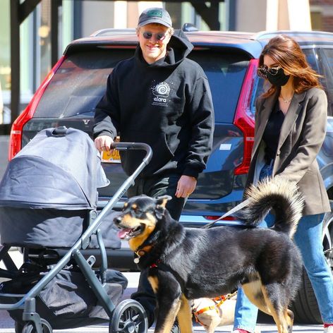 Emily kočíkovala synčeka.