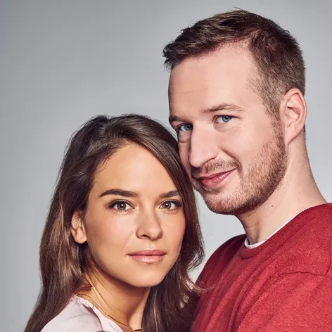 Ruský opozičný líder Alexej Navaľnyj stojí v klietke na súde v Moskve 20. februára 2021. 