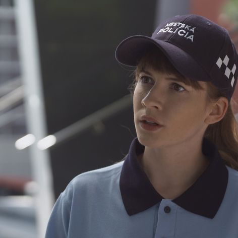 Je vám táto žena povedomá Alex sa preto dostane do veľkých problémov