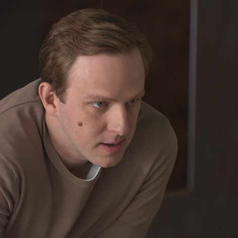 Dievčatá priniesli Norovy cestovné pasy.