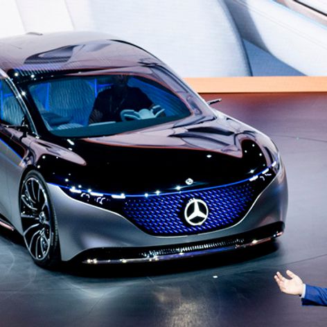 Koncept bezemisného elektrického SUV BMW Vision iNEXT predstavili na autosalone vo Frankfurte.