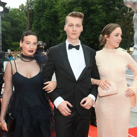 Zľava: Anna Fialová, Vojtěch Vodochodský a Denisa Barešová na otváracom ceremoniáli 56. ročníka KVIFF.