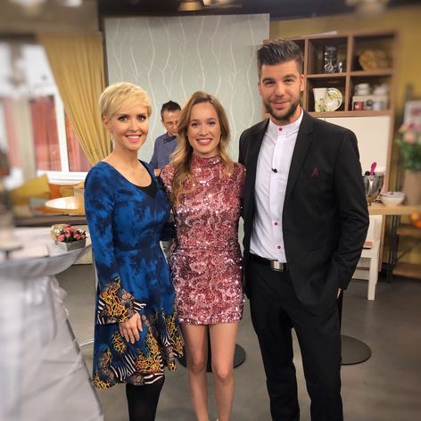 Moderátori s mladomanželmi. 