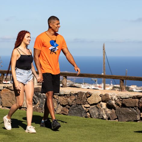 Rachel a Claude si z vily vyšli na rande.