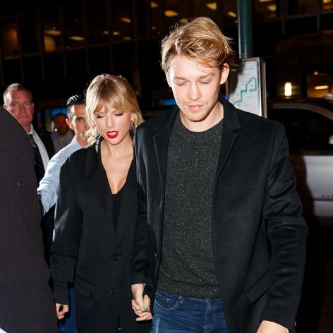 Taylor Swift a Joe Alwyn na jednom z mála spoločných záberov.