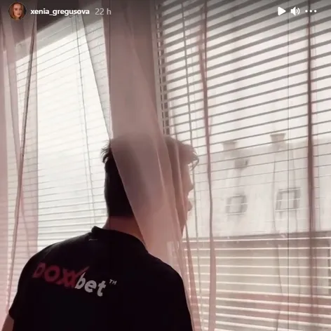 Lukáš sa pozerá z okna Xéniinej izby