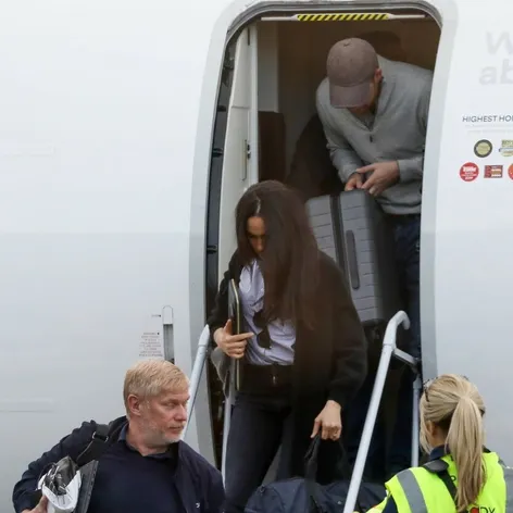Meghan a Harry už cestujú ako bežní smrteľníci.